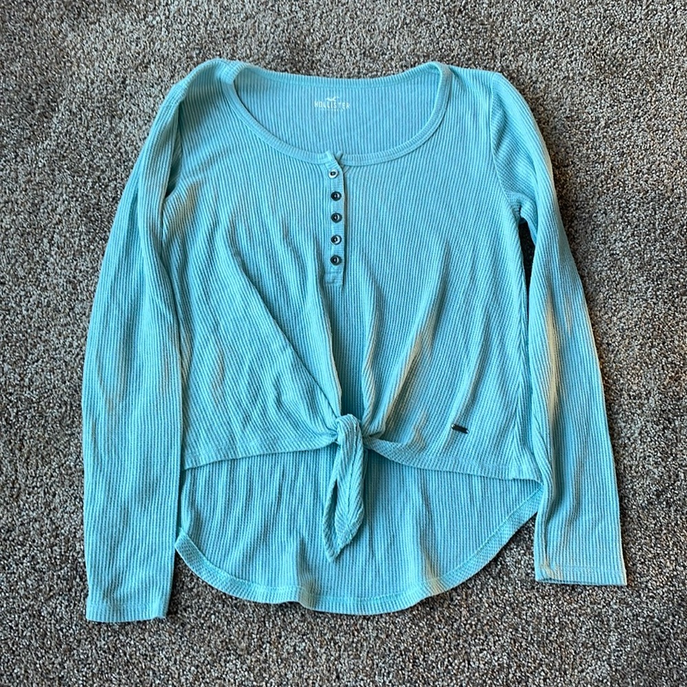 Is is a Hollister long sleeve top in the size small!